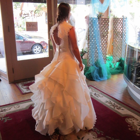Ivory Silk and Lace Bridal Gown/Wedding Dress - Picture 6 of 6